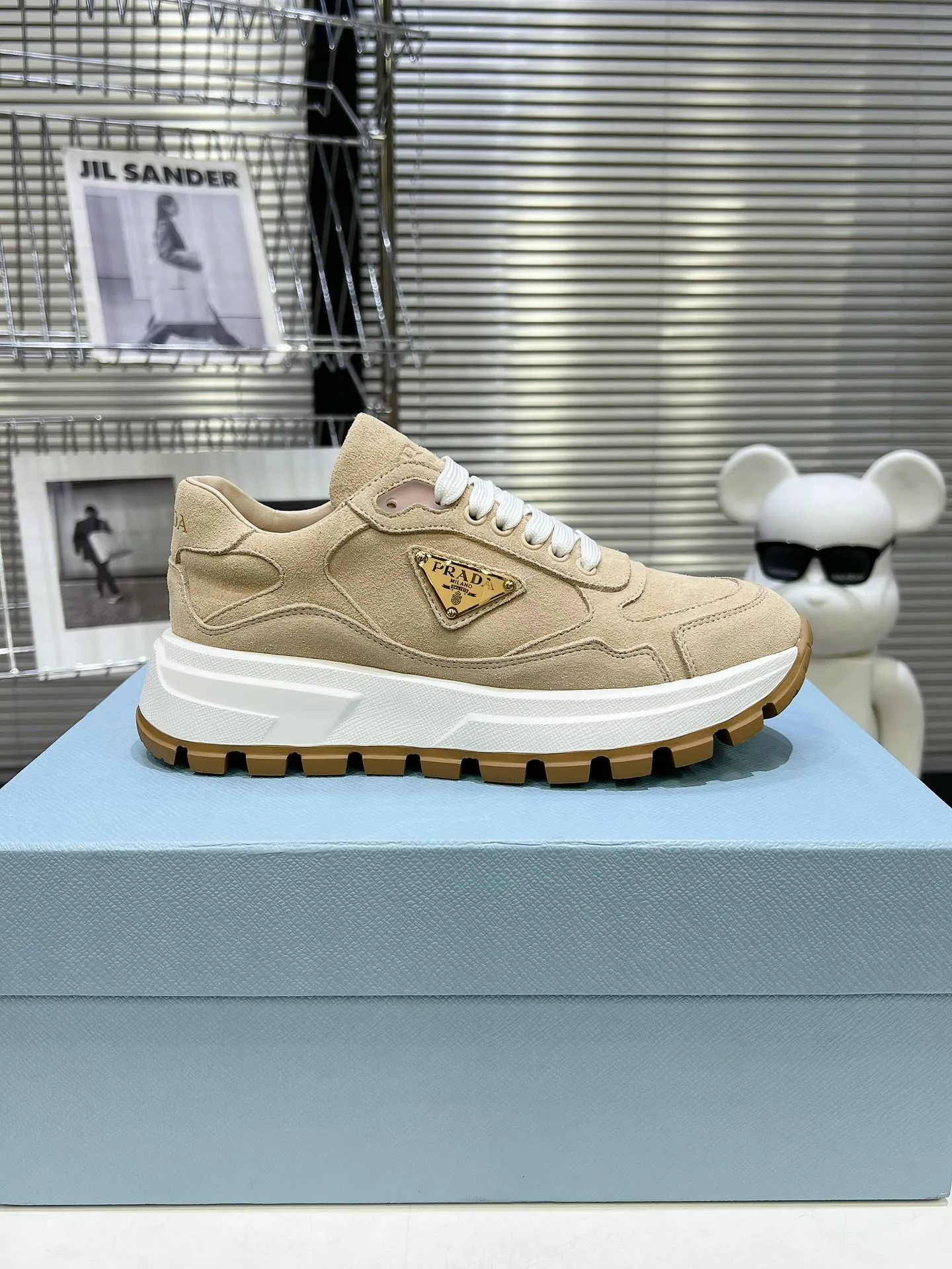 👟👟Ex-factory price 580👟👟 PRADA ²⁰²4 𝐬𝐬Prada’s new product comes with strength! ❣️Many Internet celebrities have the same style, fashionable and versatile nice items, original shoes are developed and purchased from Italian counters, and are reproduced 1:1 according to the original taste. This year’s theme is not to be defined, embodying texture through simplicity💛From thick-soled sneakers to zigzag short boots to 2024 flat shoes, everything reveals a sure-fire momentum...combining gentleness and handsomeness, the finishing touch for women❤️ The top-grade open-edge beaded cowhide with imported cowhide triangle logo is consistent with the original version, the wear-resistant and ultra-light two-color outsole, and the sheepskin lining are breathable and comfortable. ⚛Size: Women's 34-40 ⚛Size: Men's 39-45 Original packaging accessories. ⚛